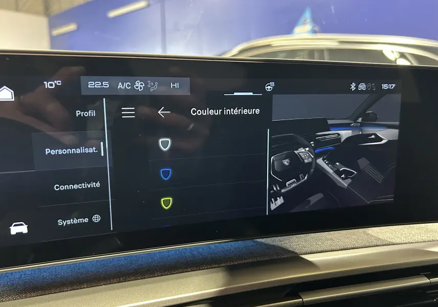 Écran tactile intérieur du Peugeot 3008 gris Artense, affichant les options de personnalisation de couleur ambiante.