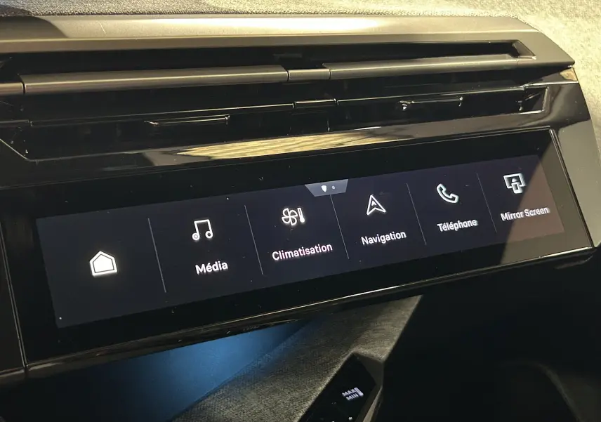 Gros plan sur l'écran tactile central noir du tableau de bord du Peugeot 3008 gris Artense, affichant les menus multimédia et navigation.