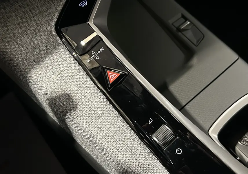 Gros plan sur la console centrale du Peugeot 3008 gris Artense, mettant en valeur les commandes Drive Mode et bouton de signalisation.
