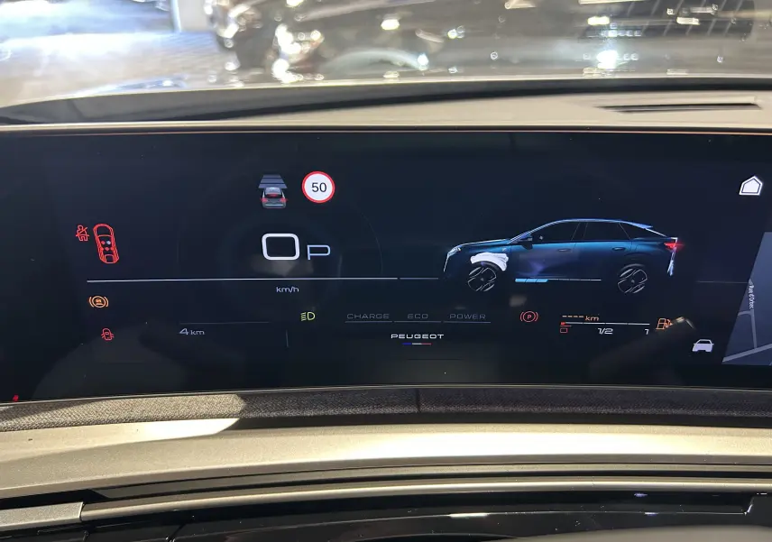 Affichage numérique du tableau de bord du Peugeot 3008 Hybrid 2025 montrant un SUV gris en profil droit et informations de conduite.