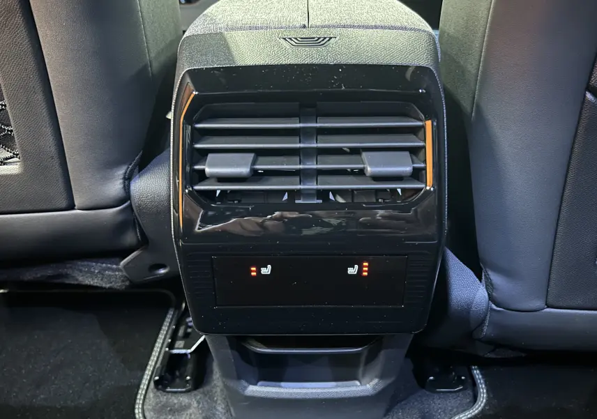 Vue rapprochée des commandes de chauffage des sièges arrière et des aérateurs noirs du Peugeot 3008 gris Artense.