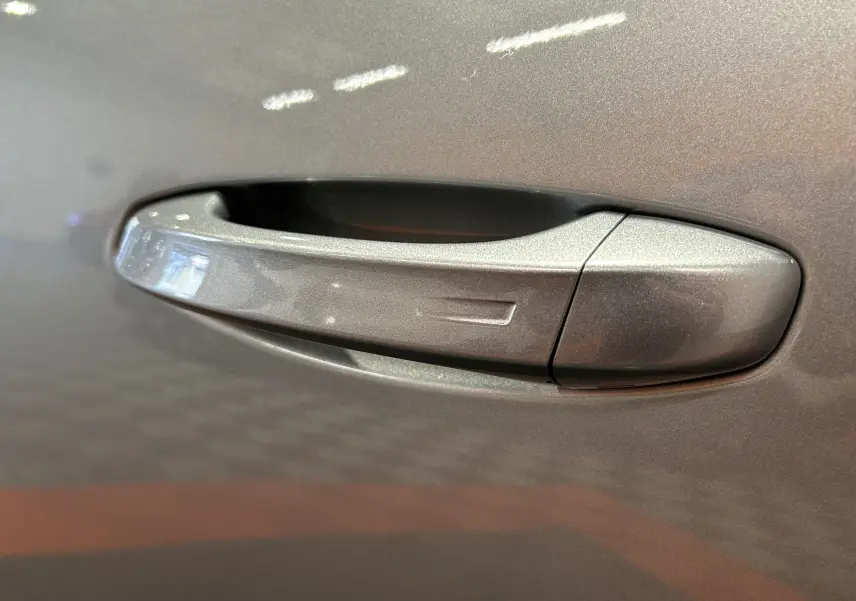 Poignée de porte gris Artense en gros plan sur Peugeot 3008 III Hybrid 145 e-DSC6 GT Exclusive 2025.