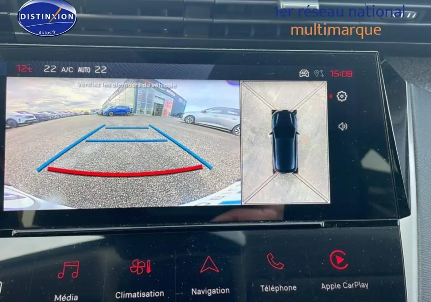 Écran tactile montrant la caméra de recul et vue 360° d’une Peugeot 308 noire en stationnement.