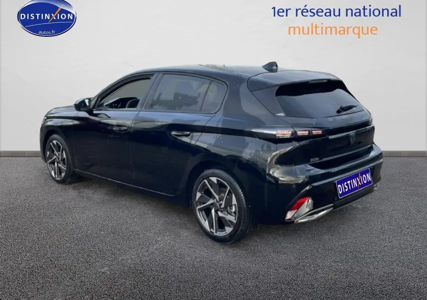 Peugeot 308 noir vue 3/4 arrière droit, avec jantes alu et feux arrière LED distinctifs.