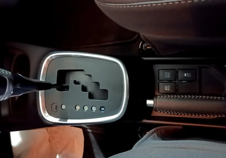 Vue rapprochée de la boîte automatique et frein à main en cuir sur la Toyota Yaris blanche 1.5 Hybride 2020.