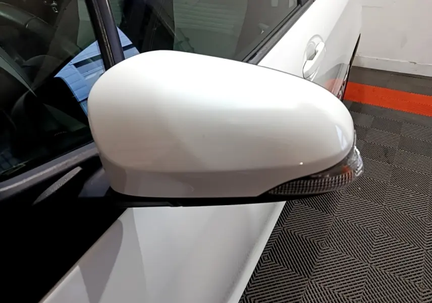 Rétroviseur droit blanc de Toyota Yaris 1.5 Hybride 2020 avec clignotant intégré, vue rapprochée côté passager.