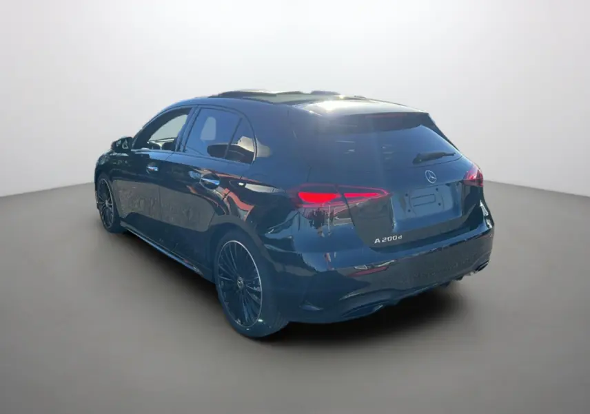 Vue 3/4 arrière droite d'une Mercedes Classe A 200d Exclusive Design noire cosmos avec jantes alu 19 pouces et vitres surteintées.