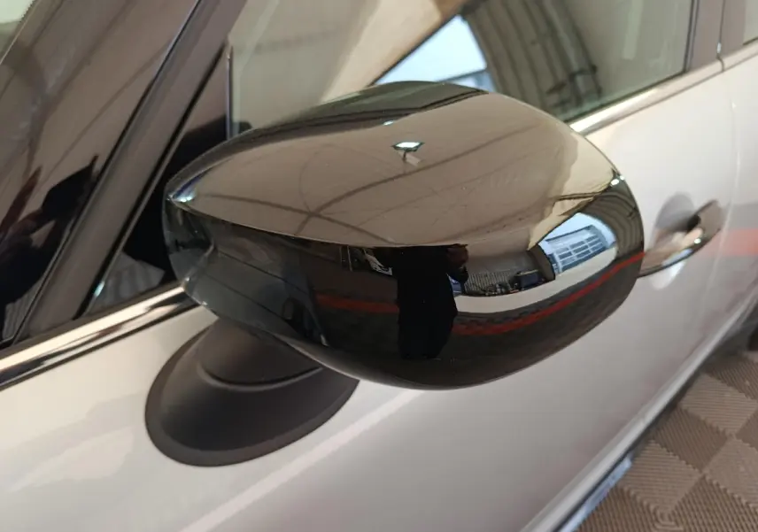 Rétroviseur droit noir brillant sur MINI Countryman gris foncé, vue rapprochée du côté passager.
