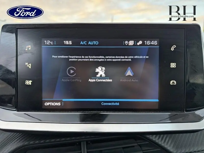 Écran tactile central du tableau de bord du Peugeot 2008 gris Artense, affichant les options de connectivité Apple CarPlay et Android Auto.