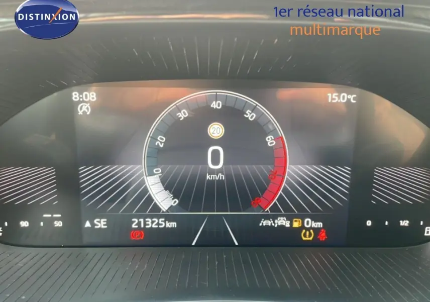 Tableau de bord numérique de la Skoda Fabia 1.0 TSI 95CH blanc glacier, affichant la vitesse à 0 km/h.