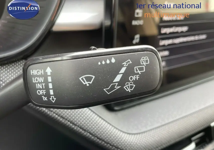 Gros plan sur la commande des essuie-glaces dans l'habitacle d'une Skoda Fabia blanc glacier, version 2025.
