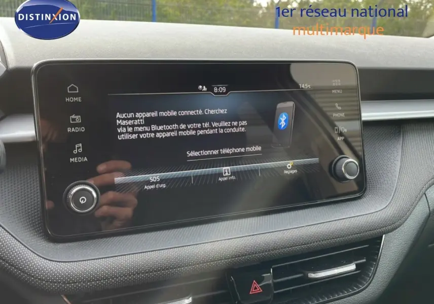 Écran tactile central de la Skoda Fabia 2025 blanc glacier, affichant le menu Bluetooth et commandes multimédia.