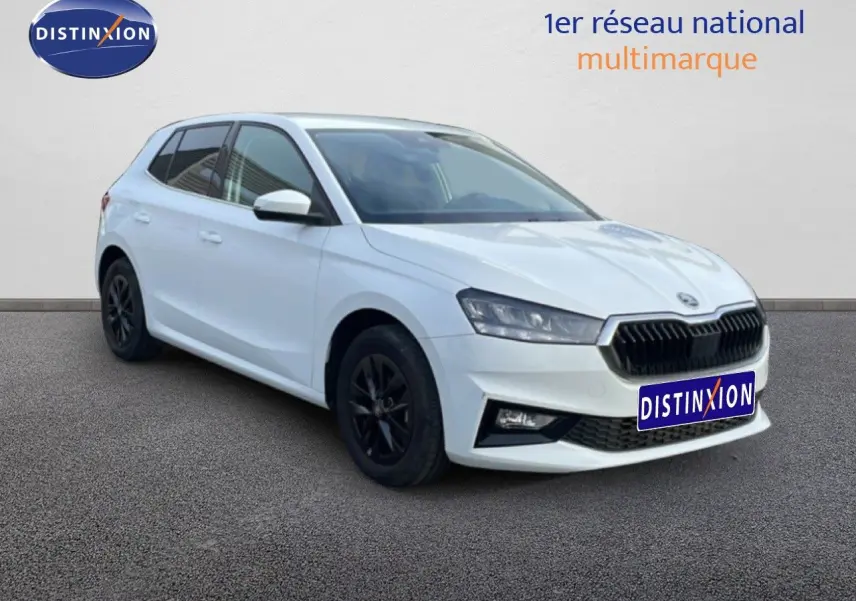 Vue 3/4 avant droite d'une Skoda Fabia blanche glacier avec jantes noires et calandre noire distinctive.