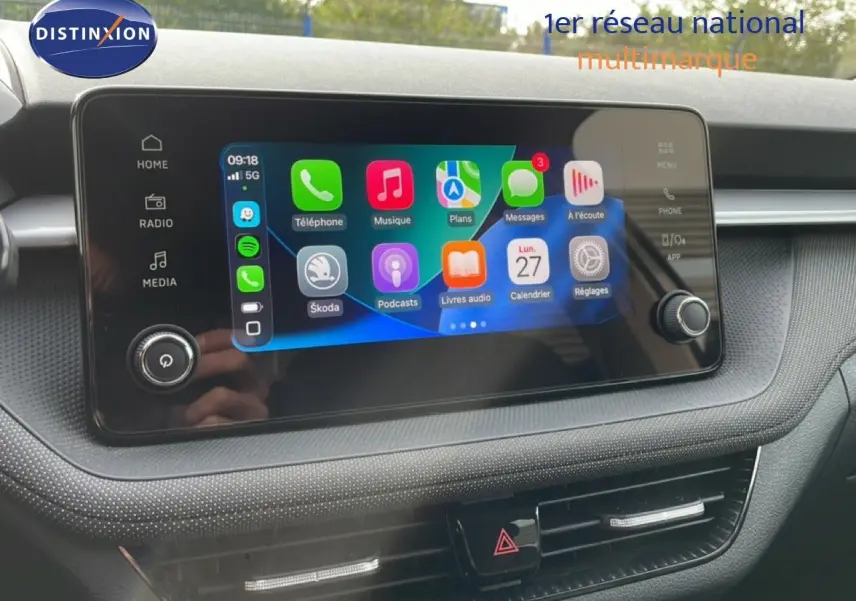 Écran tactile central affichant les applications connectées dans l'habitacle d'une Skoda Fabia 2025.