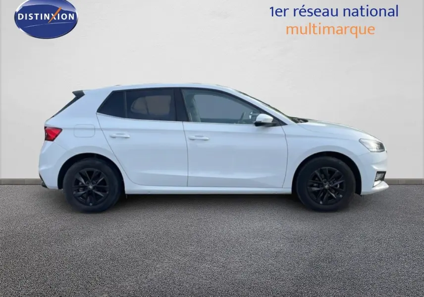 Profil côté gauche d'une Skoda Fabia blanc glacier 2025 avec jantes noires et vitres teintées sur fond neutre.