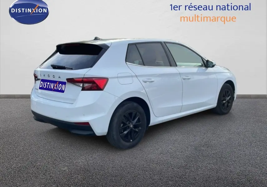 SKODA FABIA blanc glacier vue 3/4 arrière droit avec jantes noires et feux arrière LED visibles.
