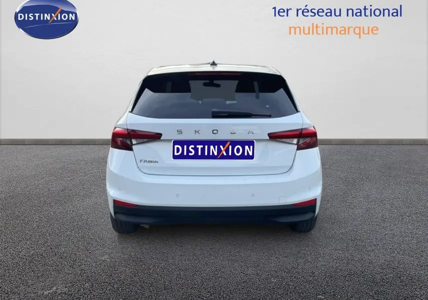 Vue arrière d'une Skoda Fabia blanc glacier 2025 avec feux arrière LED et logo distinctif sur le hayon.