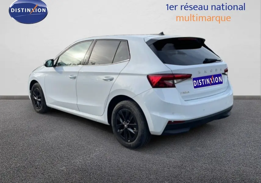 Vue 3/4 arrière gauche d'une Skoda Fabia blanche Glacier 2025 avec jantes noires et vitres teintées.