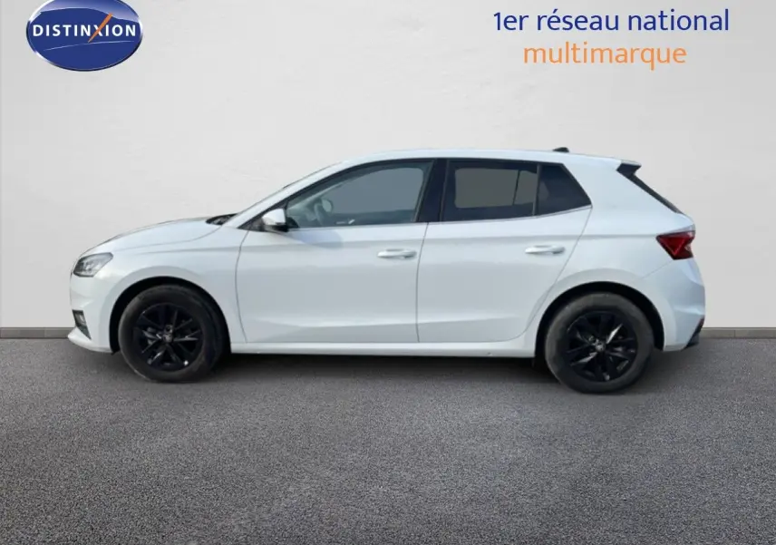 Vue latérale gauche d’une Skoda Fabia blanche Glacier 2025 avec jantes noires et vitres teintées.