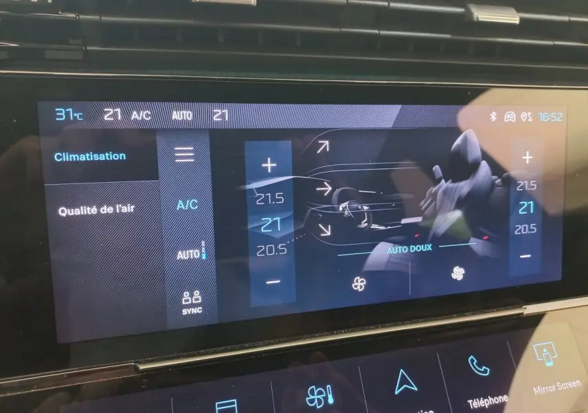 Écran tactile central de la Peugeot 308 bleu, affichant la climatisation avec réglages de température et ventilation.