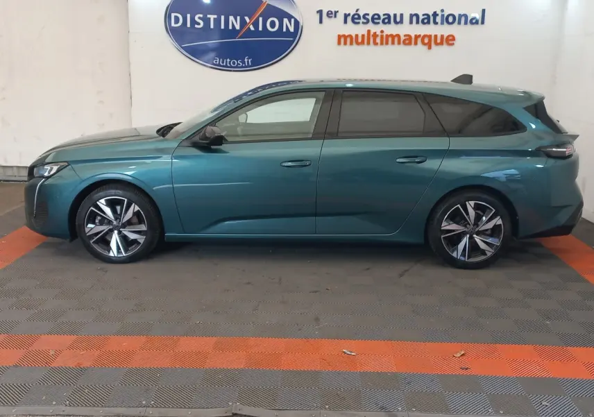 Peugeot 308 PureTech 130 bleu vue de profil côté gauche, avec jantes alliage et vitres teintées.