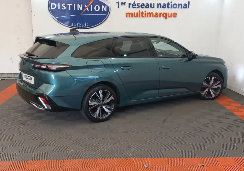Peugeot 308 PureTech 130 bleu vue de profil côté droit, avec vitres teintées et jantes alliage distinctives.
