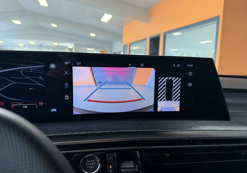 Écran central du tableau de bord du Peugeot 3008 Hybrid 145 GT montrant la caméra de recul et l'affichage 360° intérieure.