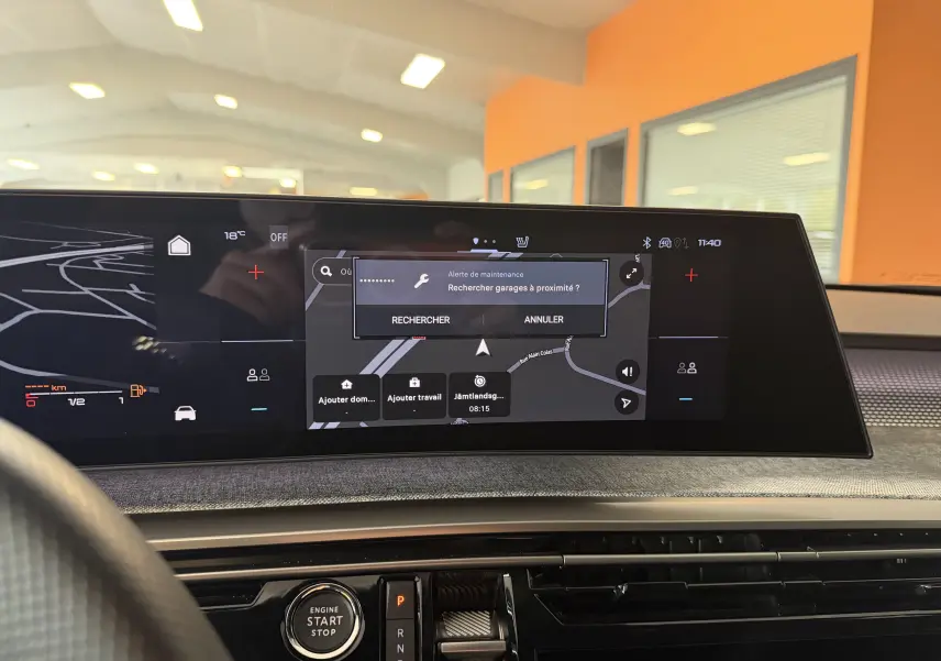 Tableau de bord numérique du Peugeot 3008 Hybrid 145 GT 2025 avec écran central affichant une alerte de maintenance.