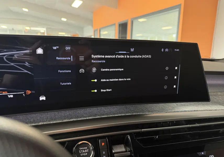 Vue rapprochée de l’écran tactile central du Peugeot 3008 Hybrid 145 GT affichant les aides à la conduite.