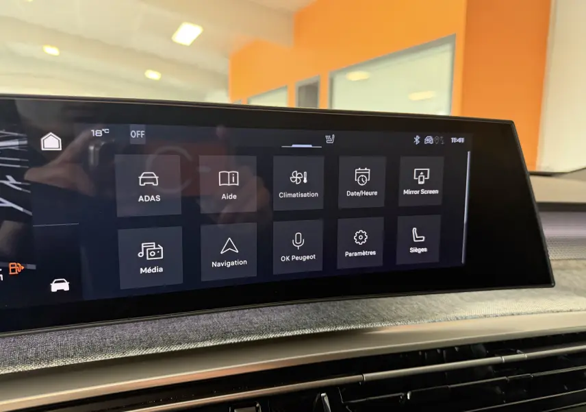 Écran tactile central du tableau de bord du Peugeot 3008 Hybrid 145 GT, affichant les menus de navigation et climatisation.