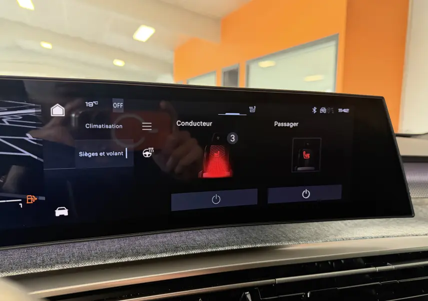 Écran tactile intérieur du Peugeot 3008 Hybrid 145 GT affichant la gestion des sièges chauffants conducteur et passager.
