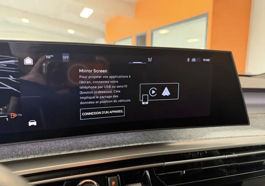 Écran tactile central du Peugeot 3008 Hybrid 145 GT 2025, affichant la fonction Mirror Screen en intérieur.