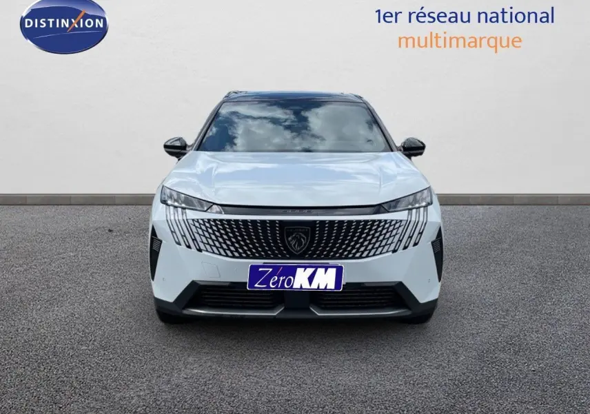 Vue de face du Peugeot 5008 HYBRID blanc Okenite avec toit noir, calandre distinctive et phares LED fins.