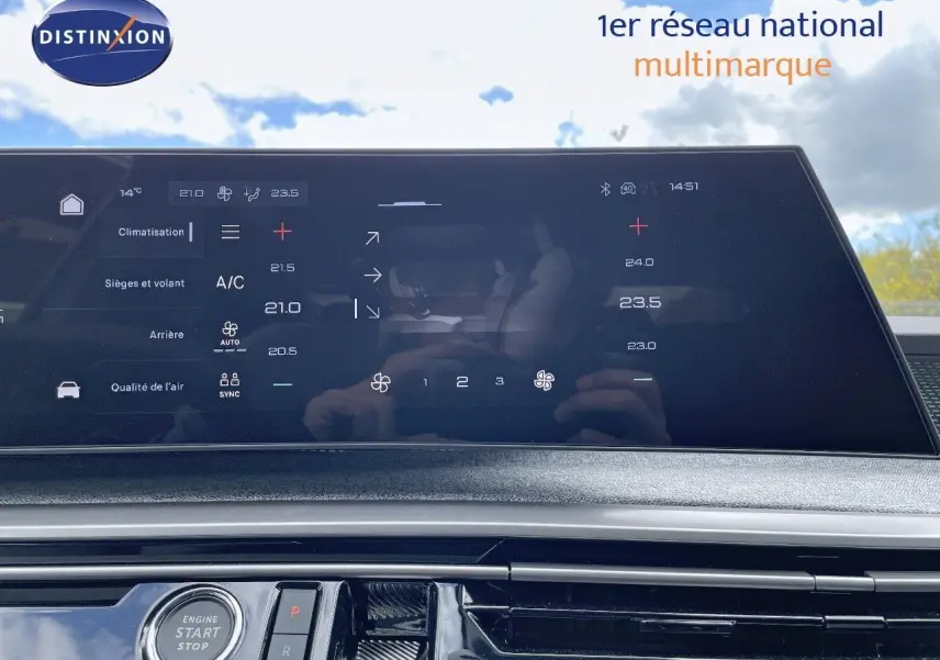 Écran tactile du tableau de bord du Peugeot 5008 Hybrid 2025 affichant les réglages de climatisation et sièges.