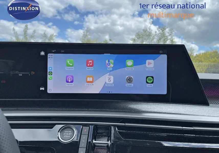 Écran tactile central affichant les applications connectées dans l'habitacle d'un Peugeot 5008 Hybrid blanc toit noir.