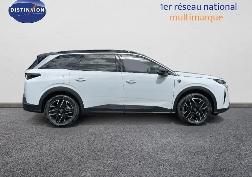 Profil droit du Peugeot 5008 HYBRID 136CH GT blanc Okenite avec toit noir et jantes noires stylées.