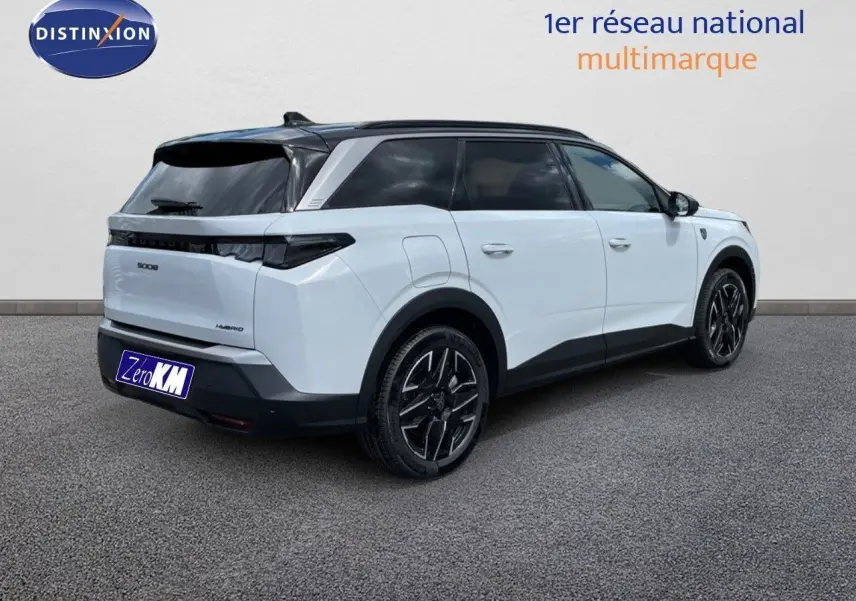 Peugeot 5008 Hybrid 136ch GT blanc Okenite métal avec toit noir, vue 3/4 arrière côté gauche.