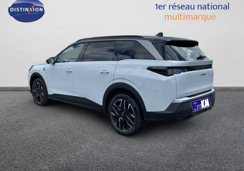 Peugeot 5008 Hybrid blanc Okenite avec toit noir, vue 3/4 arrière côté gauche, jantes noires distinctives.