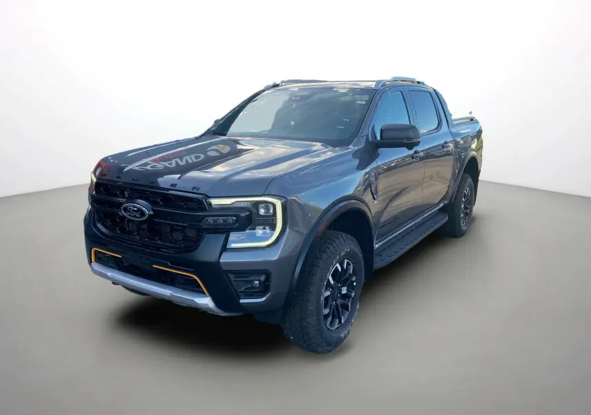 Ford Ranger 205 Wildtrak X gris carbone, vue 3/4 avant avec calandre noire et éclairage auxiliaire orange.