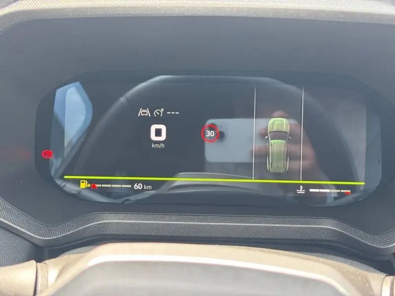 Tableau de bord numérique de Dacia Bigster 2025 affichant vitesse, limite à 30 km/h et autonomie essence, vue de face.
