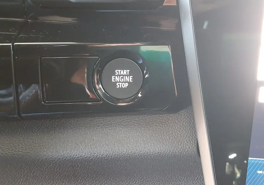 Détail du bouton Start Engine Stop sur la console noire brillante du Renault Austral E-Tech 2025.