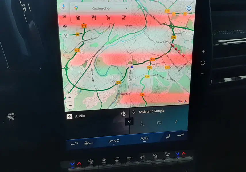 Écran tactile central du tableau de bord du Renault Austral 2025 affichant une carte de navigation avec interface Google Assistant.