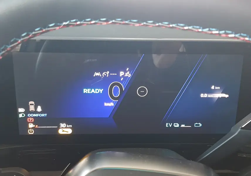 Tableau de bord numérique du Renault Austral E-Tech hybride 2025, affichage mode confort et vitesse à zéro.