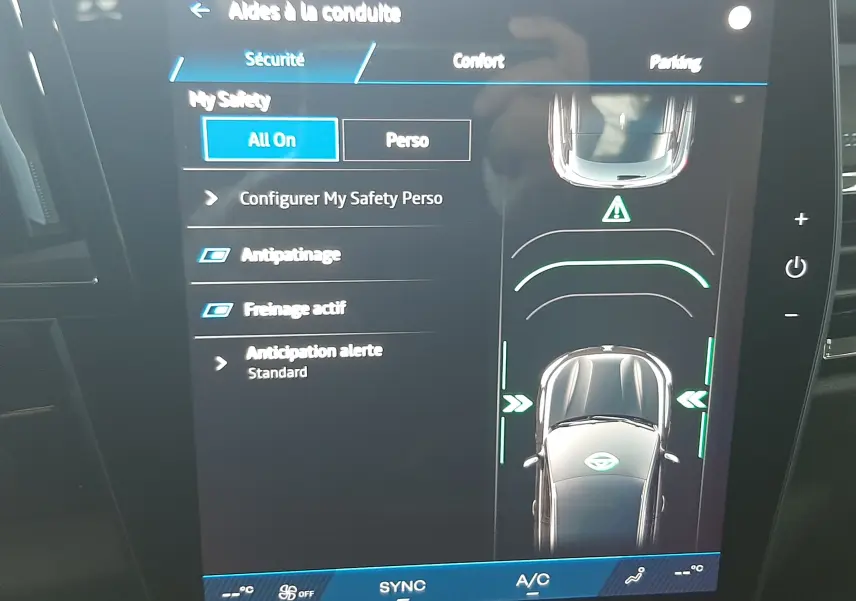 Écran tactile intérieur du Renault Austral 2025 montrant les aides à la conduite et la vue du véhicule en gris sur fond noir.