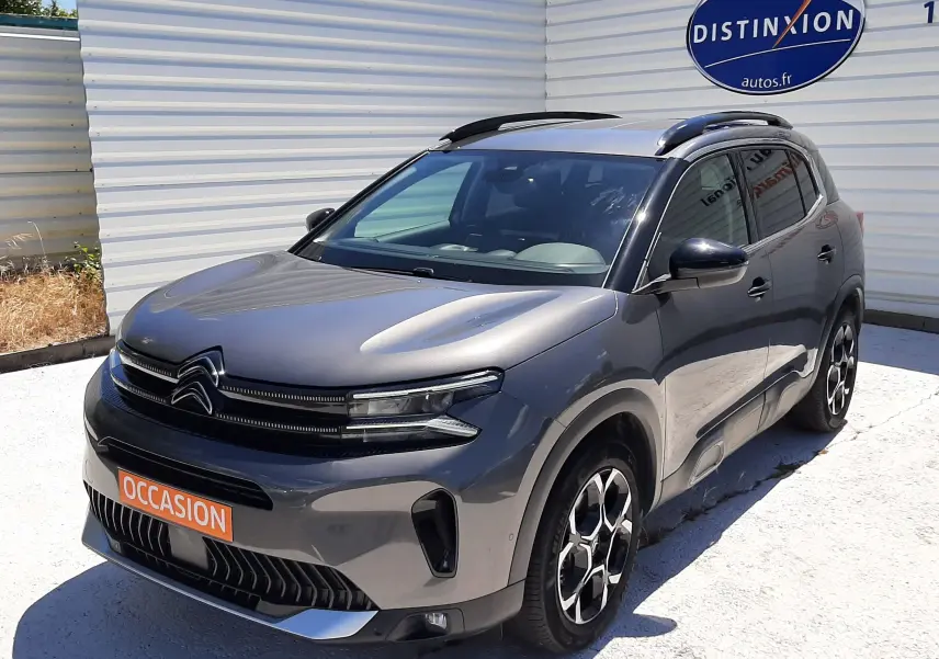 Citroën C5 Aircross hybride gris platinium en 3/4 avant droit avec jantes bi-ton et toit noir brillant.