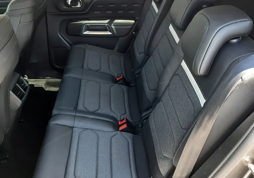 Vue intérieure côté droit des sièges arrière en tissu noir et cuir du Citroën C5 Aircross hybride 2025.