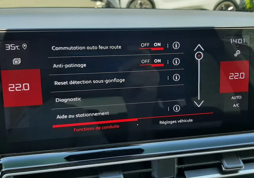 Écran tactile central du tableau de bord du Citroën C5 Aircross gris platinium, affichant les réglages d’aide à la conduite.