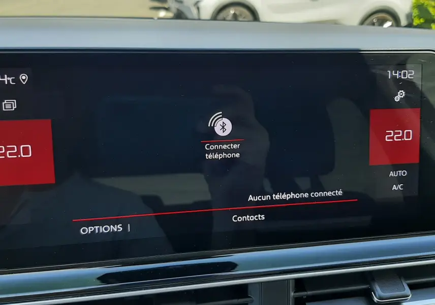 Vue intérieure du tableau de bord du Citroën C5 Aircross hybride 2025, écran tactile affichant la connexion Bluetooth.