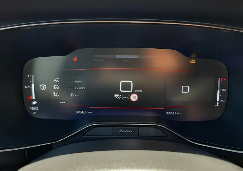 Tableau de bord numérique du Citroën C5 Aircross hybride 2025, affichage vitesse et indicateurs, vue frontale rapprochée.