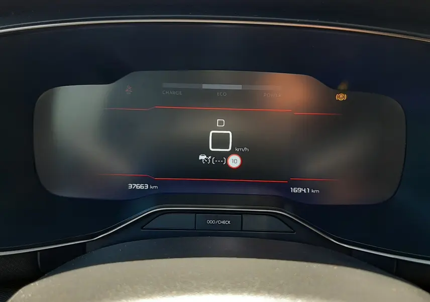 Vue rapprochée du tableau de bord numérique du Citroën C5 Aircross hybride 2025, affichant la vitesse et l'état du véhicule.